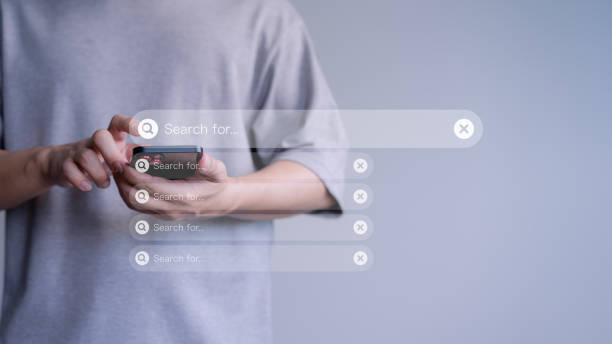 휴대전화를 사용하여 인터넷 데이터 정보를 검색하는 남성. 검색 엔진 최적화 검색 창으로 인터넷. 최고의 seo 기술 네트워킹. - iphone human finger search engine searching 뉴스 사진 이미지