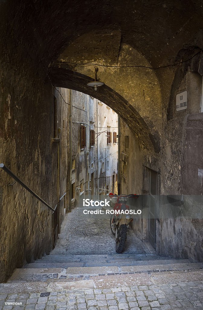 Переулок в Scanno, L'Aquila, провинция Абруццо, Италия - Стоковые фото Идиллический роялти-фри