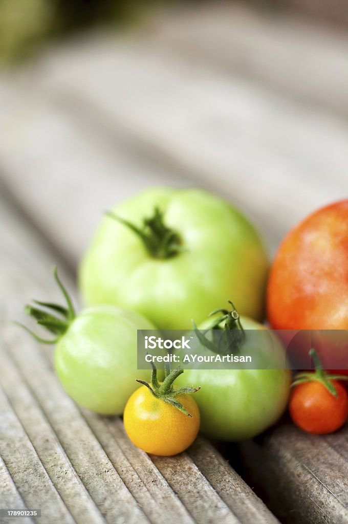 Verde, rojo, amarillo y tomates - Foto de stock de Aire libre libre de derechos