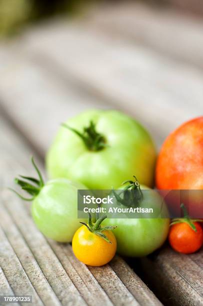 Verde Rojo Amarillo Y Tomates Foto de stock y más banco de imágenes de Aire libre - Aire libre, Alimento, Amarillo - Color