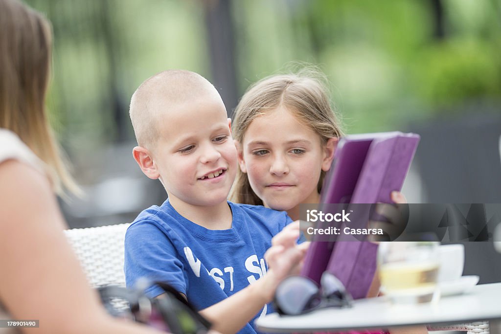 Irmão e irmã usinga tablet digital - Royalty-free 30-39 Anos Foto de stock