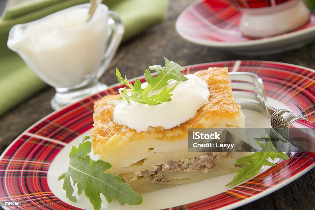 Kartoffelgratin mit Käse und Fleisch. - Lizenzfrei Auflaufgericht Stock-Foto