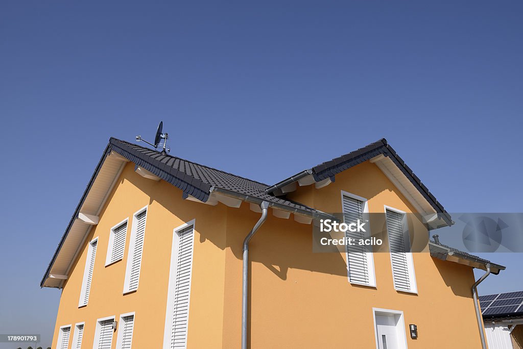 Contemporâneo laranja família house e céu azul - Foto de stock de Arquitetura royalty-free