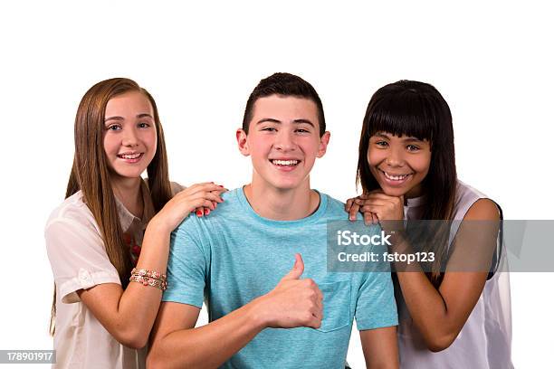 Młodzież Nastolatków Szczęśliwy Uśmiech Na Białym Tle - zdjęcia stockowe i więcej obrazów Fotografika
