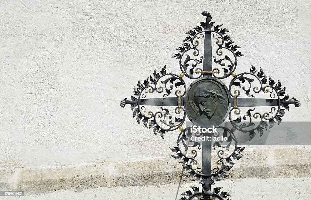 Vecchia croce in metallo - Foto stock royalty-free di Ambientazione esterna