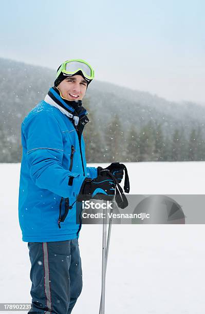 Photo libre de droit de Jeune Homme Au Ski banque d'images et plus d'images libres de droit de Adulte - Adulte, Blanc, Bleu