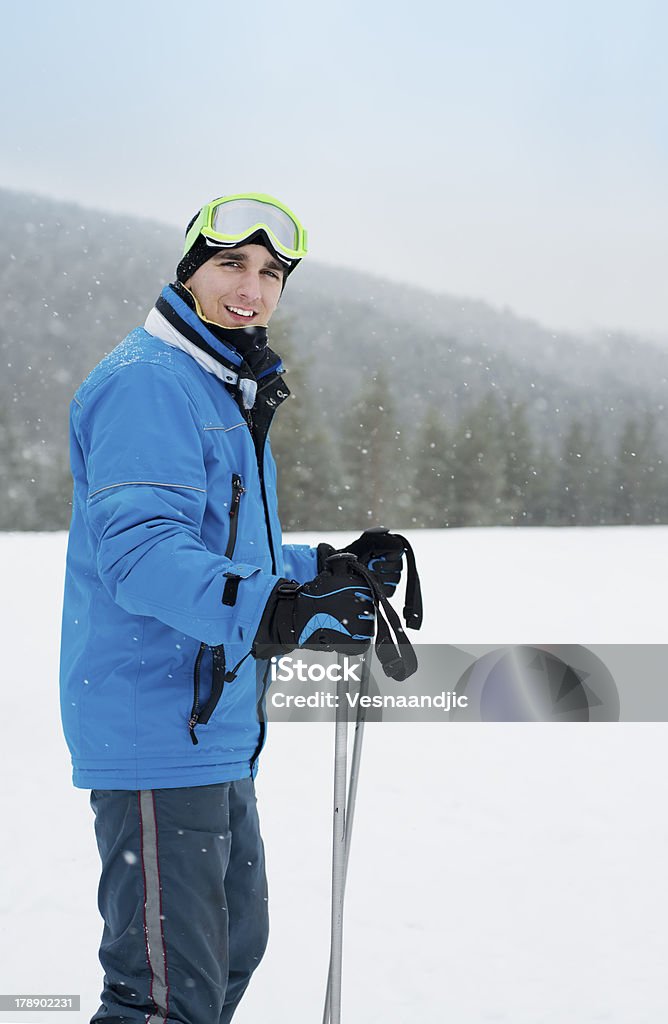 Młody człowiek na nartach - Zbiór zdjęć royalty-free (Biały)