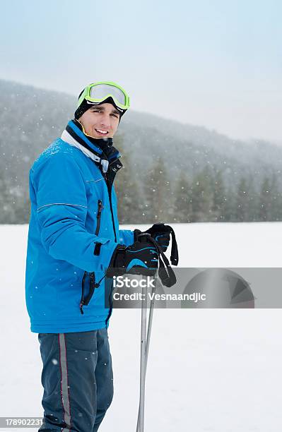 Foto de Jovem No Esqui e mais fotos de stock de Adulto - Adulto, Azul, Branco
