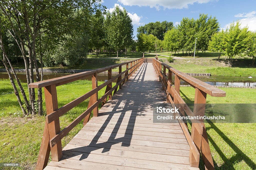 En el nuevo puente de madera - Foto de stock de Aire libre libre de derechos