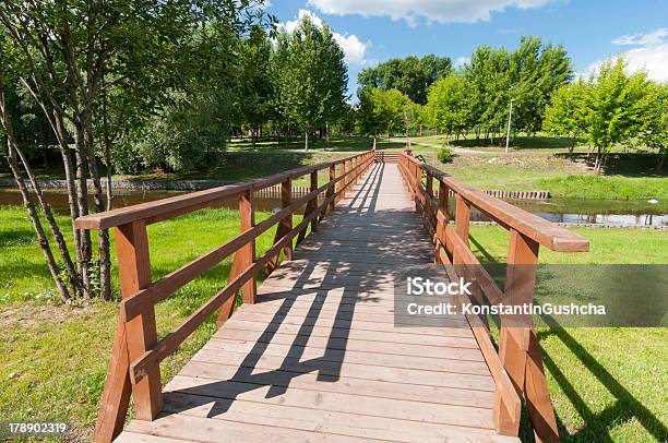 En El Nuevo Puente De Madera Foto de stock y más banco de imágenes de Aire libre - Aire libre, Camino, Cielo