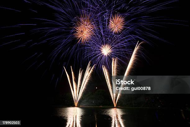 Feuerwerk Stockfoto und mehr Bilder von Aufnahme von unten - Aufnahme von unten, Auvergne, Beleuchtet