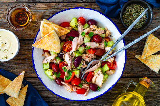 salada grega de atum no fundo de madeira - tuna steak tuna salad tomato - fotografias e filmes do acervo