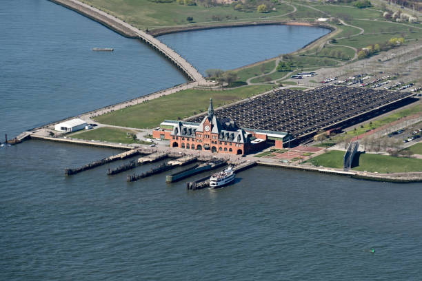 ferrovia centrale del terminal del new jersey a liberty park, new york. - ferry new york city ellis island new york state foto e immagini stock