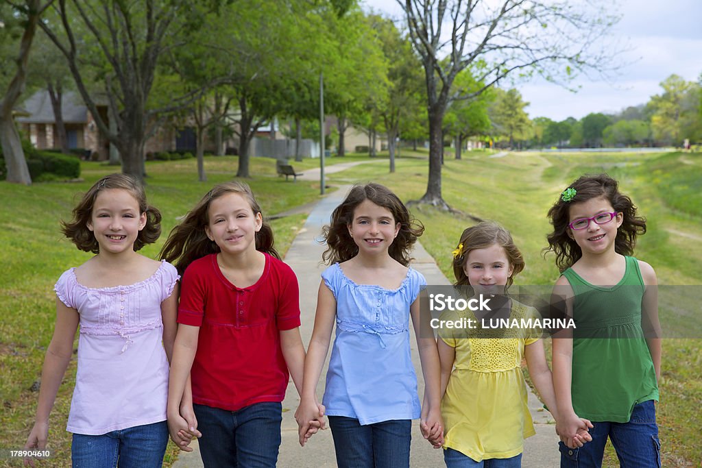 Groupe de filles enfants de sœurs et amis marchant dans le parc - Photo de 6-7 ans libre de droits