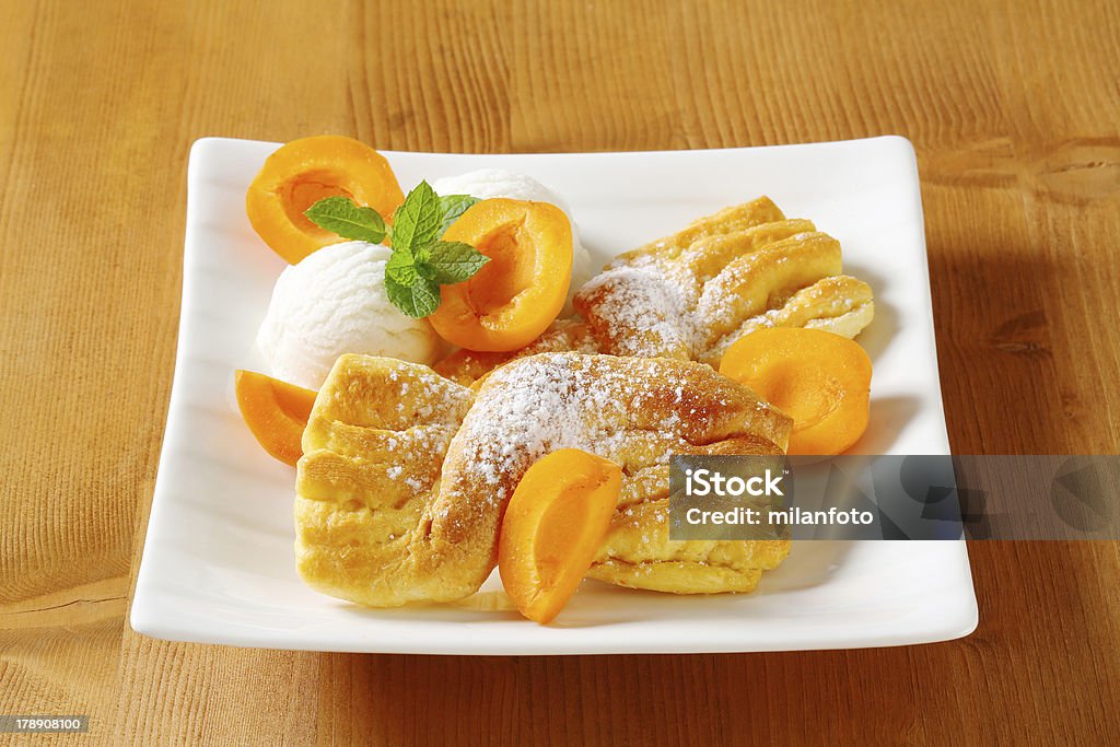 twisted Kuchen, Eiscreme und Aprikosen - Lizenzfrei Aprikose Stock-Foto