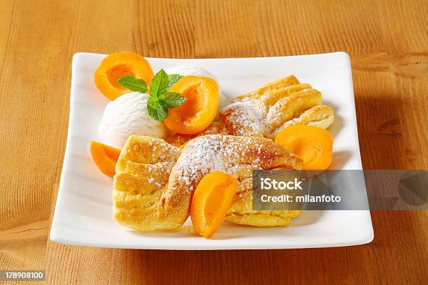 Twisted Kuchen Eiscreme Und Aprikosen Stockfoto und mehr Bilder von Aprikose - Aprikose, Blatt - Pflanzenbestandteile, Dessert