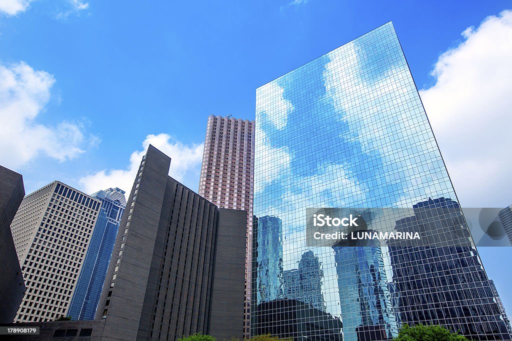 Houston downtown grattacieli disctict cielo blu specchio - Foto stock royalty-free di Ambientazione esterna