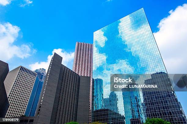 Houston Downtown Grattacieli Disctict Cielo Blu Specchio - Fotografie stock e altre immagini di Ambientazione esterna