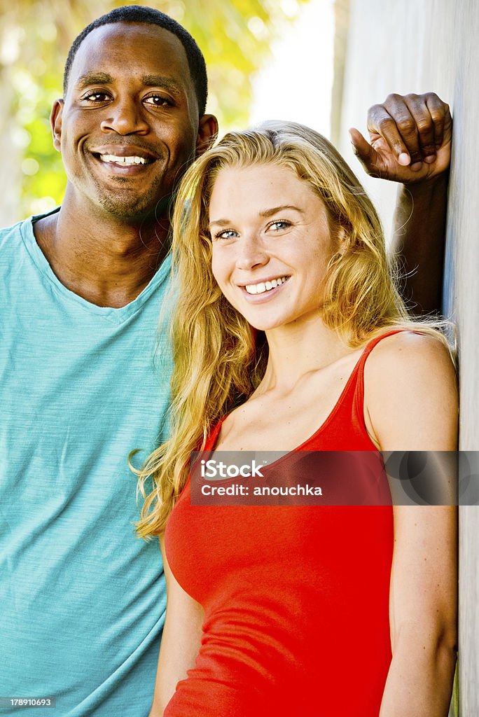 Mista coppia felice godendo l'estate - Foto stock royalty-free di 20-24 anni