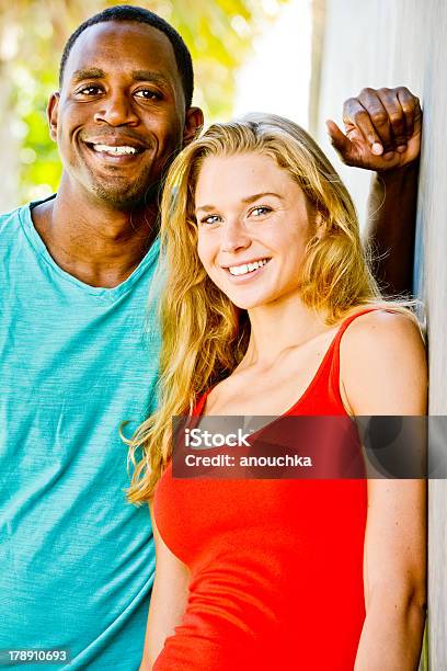 Foto de Casal Feliz Casal Desfrutando De Verão e mais fotos de stock de 20-24 Anos - 20-24 Anos, Adulto, Afro-americano