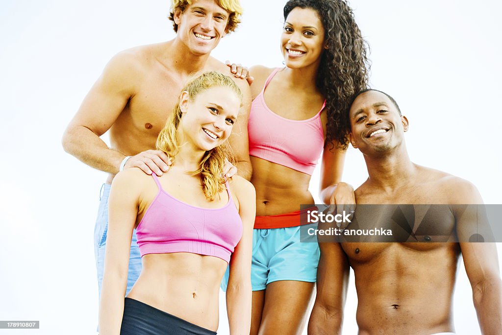 Joven feliz grupo de amigos disfrutando al aire libre - Foto de stock de 20-24 años libre de derechos