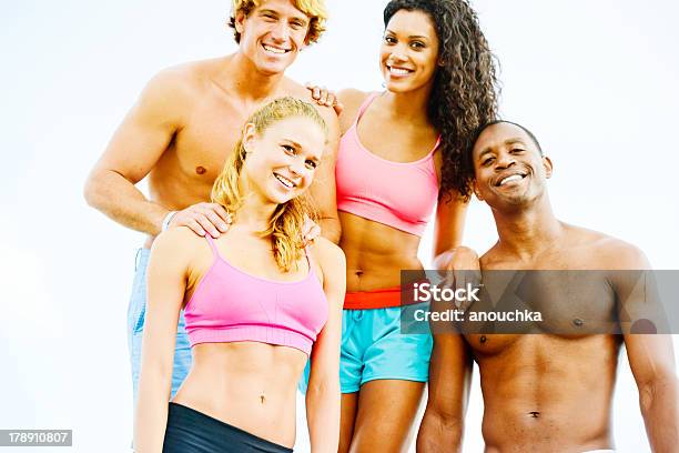 Joven Feliz Grupo De Amigos Disfrutando Al Aire Libre Foto de stock y más banco de imágenes de 20-24 años