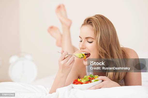 Insalata Per La Prima Colazione - Fotografie stock e altre immagini di Forchetta - Forchetta, Donne, Mangiare