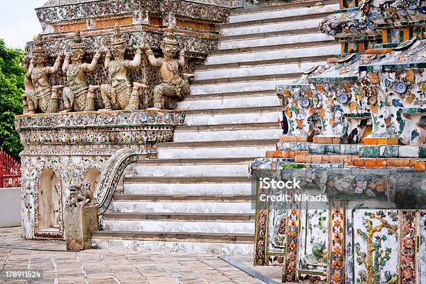 Scala Di Wat Arun Bangkok Tailandia - Fotografie stock e altre immagini di Ambientazione esterna - Ambientazione esterna, Antico - Vecchio stile, Architettura