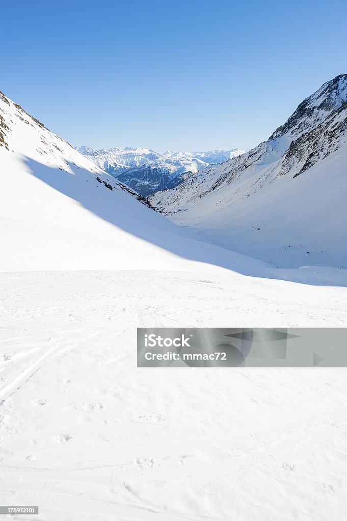 Un paysage de montagne avec soleil - Photo de Alpes européennes libre de droits