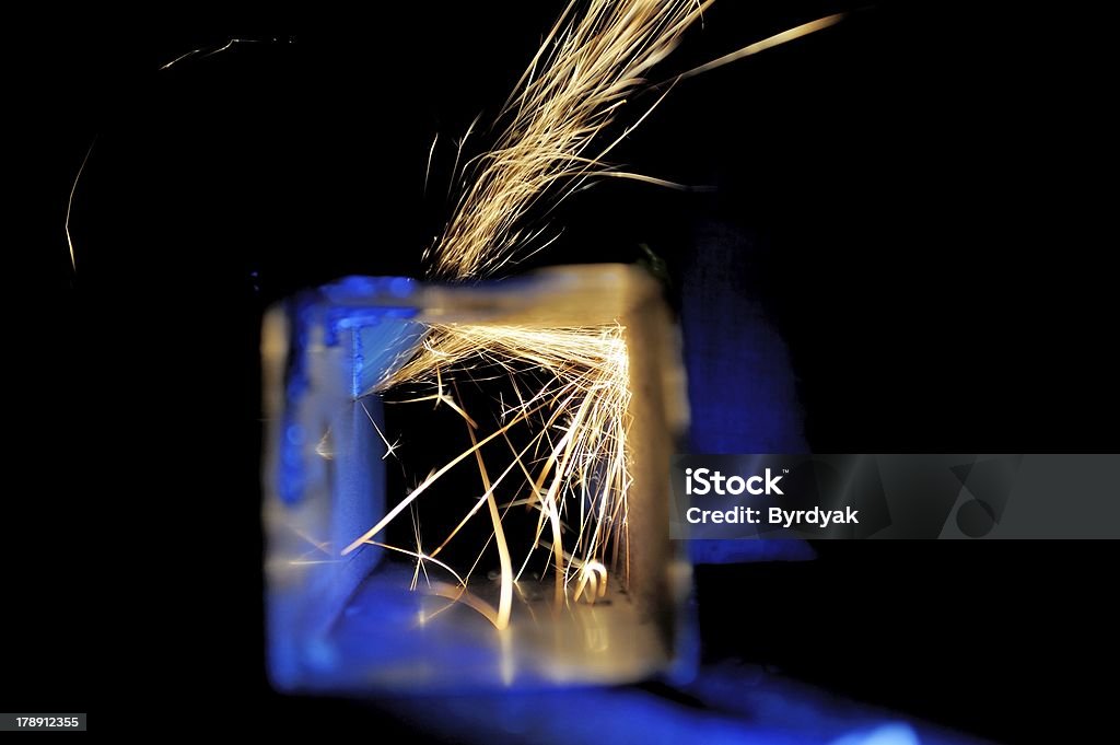 Esmeriladora de corte de metal con trabajador - Foto de stock de Abrazadera libre de derechos