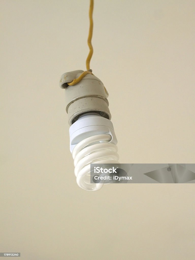 Lámpara de bajo consumo se cuelga en primer plano - Foto de stock de Blanco - Color libre de derechos