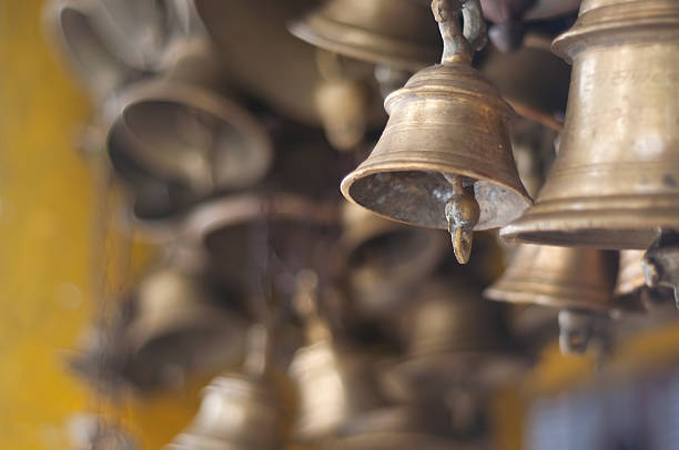 świątynia's bells - tibet india tibetan culture buddhism zdjęcia i obrazy z banku zdjęć