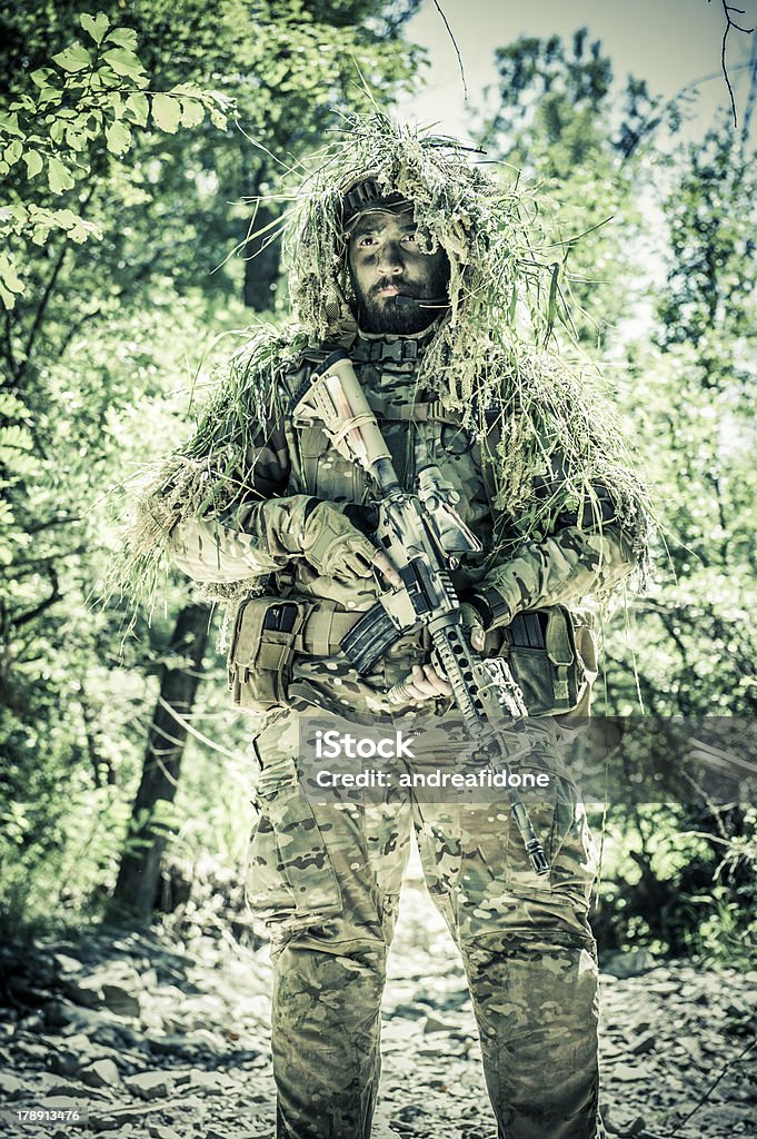 Sniper Soldier ficar de pé com Ghillie e ataque Rifle - Foto de stock de Arbusto royalty-free