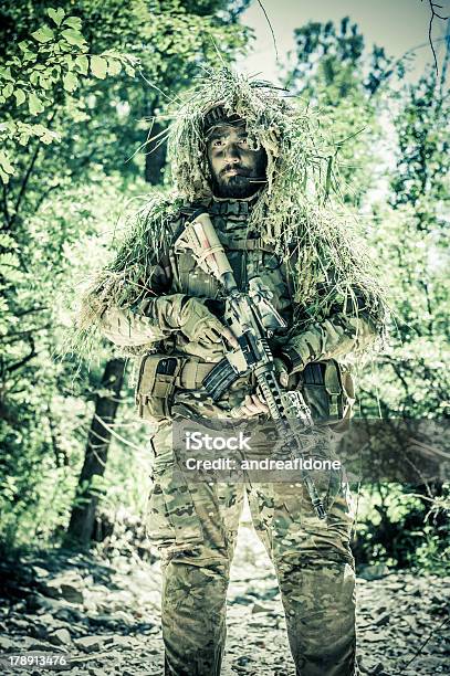 Foto de Sniper Soldier Ficar De Pé Com Ghillie E Ataque Rifle e mais fotos de stock de Arbusto