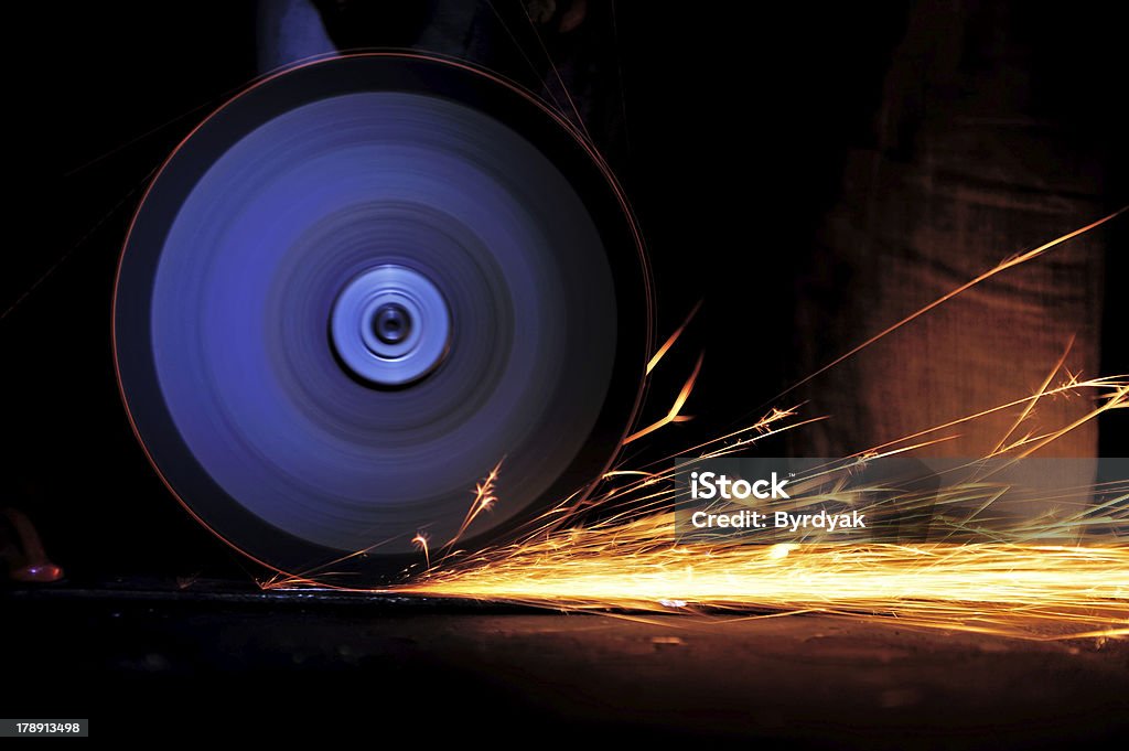 Работник резки металла с мельницей - Стоковые фото Безопасность роялти-фри