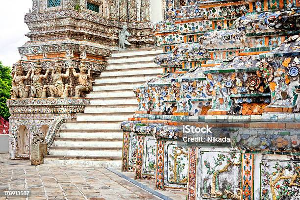 Scala Di Wat Arun Bangkok Tailandia - Fotografie stock e altre immagini di Ambientazione esterna - Ambientazione esterna, Antico - Vecchio stile, Architettura