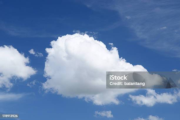 Photo libre de droit de Ciel Bleu Et Nuages banque d'images et plus d'images libres de droit de Beauté de la nature - Beauté de la nature, Blanc, Bleu