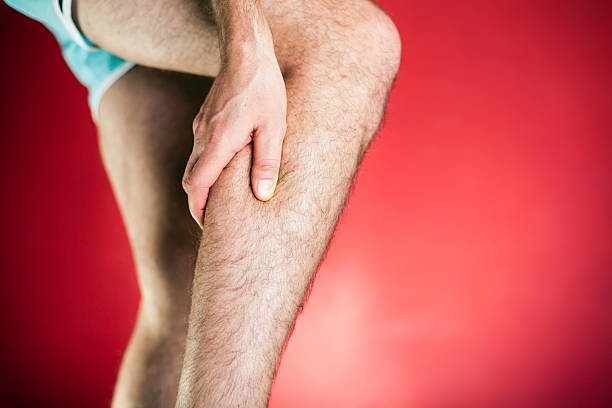 ランニング物理的な損傷、脚の痛み xxxl - pain physical injury human leg human muscle ストックフォトと画像