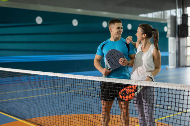 jogadores habilidosos no treinamento de padel indoor - tennis men indoors playing - fotografias e filmes do acervo