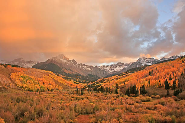 monte sneffels, colorado - colorado road mountain landscape - fotografias e filmes do acervo