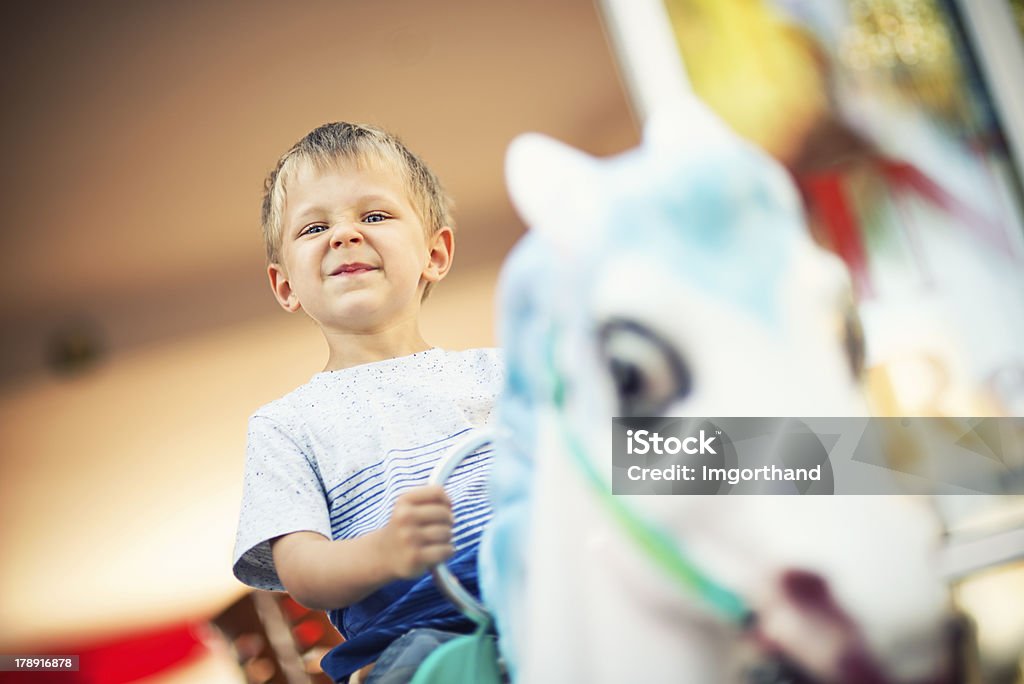 Rapaz no cavalo de Brinquedo - Royalty-free Carrossel Foto de stock