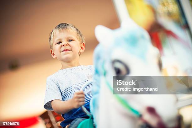 Rapaz No Cavalo De Brinquedo - Fotografias de stock e mais imagens de Carrossel - Carrossel, Cavalo - Família do Cavalo, Criança
