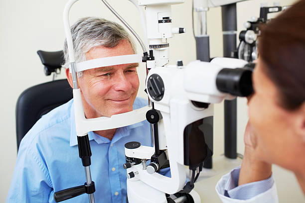 rápido e painfree exame de vista - eye exam senior adult medical equipment men - fotografias e filmes do acervo