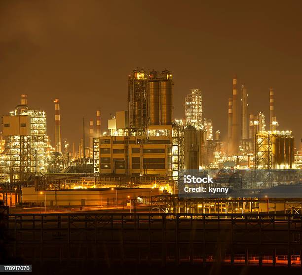 Foto de Planta Industrial Da Refinaria Com Caldeira Da Indústria e mais fotos de stock de Avac