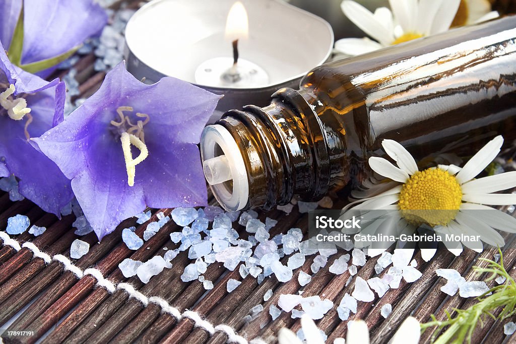 Essence bouteille et fleurs au spa - Photo de Arbre en fleurs libre de droits