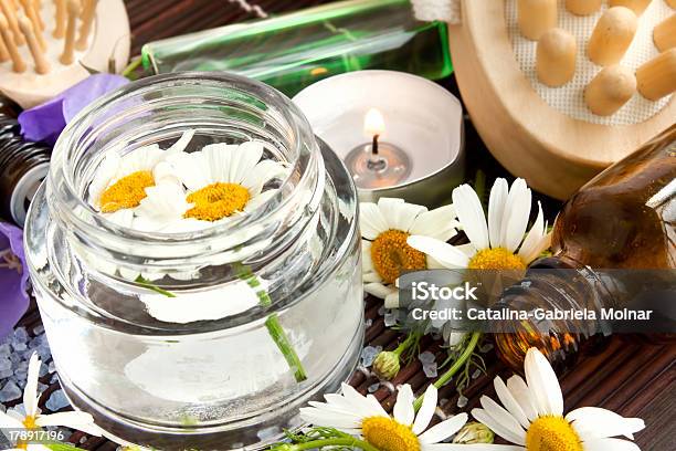 Camomile Flores Fundo De Spa - Fotografias de stock e mais imagens de Aiurveda - Aiurveda, Aromaterapia, Banheira