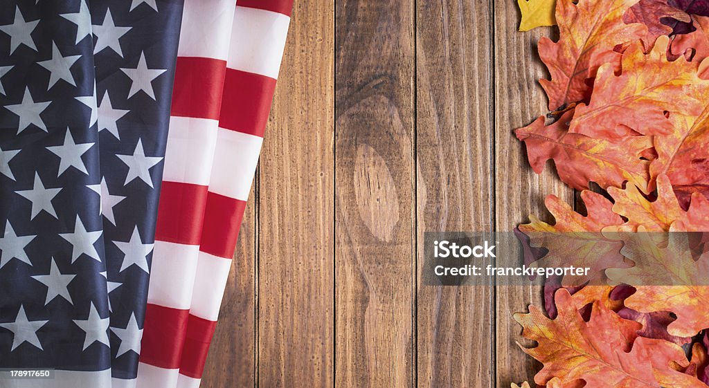 Autunno plancia di legno con bandiera USA - Foto stock royalty-free di Autunno