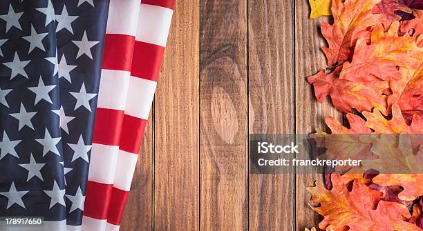 Autunno Plancia Di Legno Con Bandiera Usa - Fotografie stock e altre immagini di Autunno - Autunno, Bandiera degli Stati Uniti, Arancione