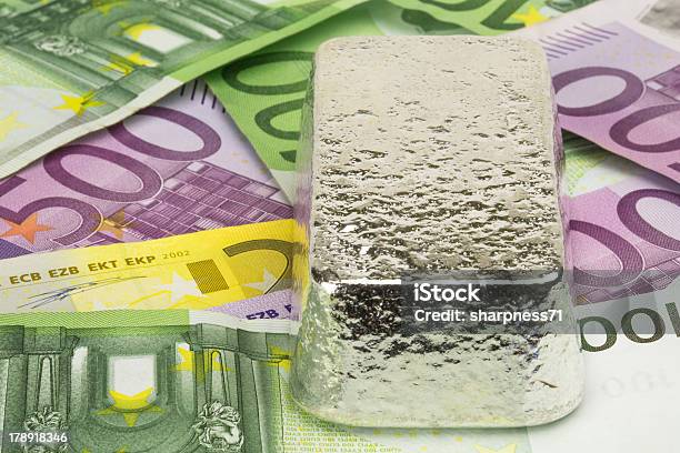 Silberbarren Auf Banknoten Stockfoto und mehr Bilder von Barren - Geld und Finanzen - Barren - Geld und Finanzen, Ersparnisse, Erz