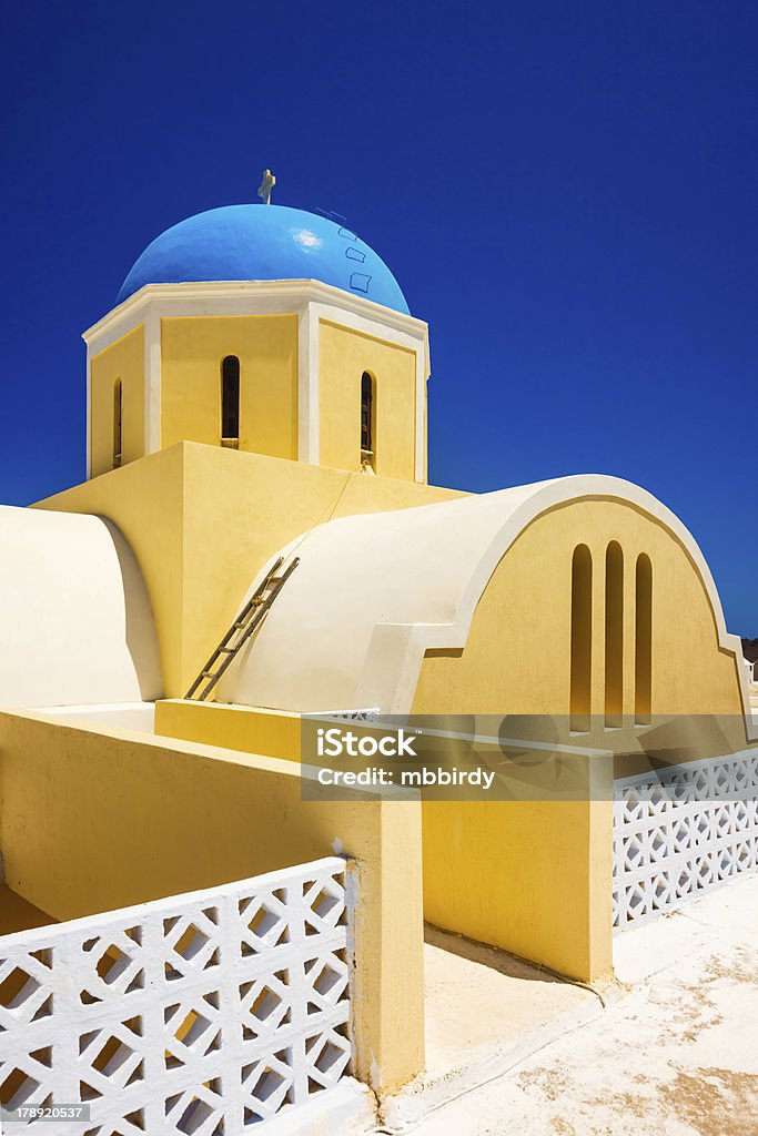 Église sur l'île de Santorin avec blue dome - Photo de Archipel des Cyclades libre de droits